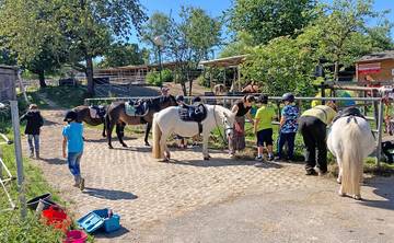 Die Kinder- und Jugendstiftung Hennef unterstützt auch im Schuljahr 2022/23 wieder das Reitprojekt „Schülerteam trifft Pferd“