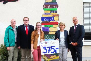Der diesjährige Abiturjahrgang des Hennefer Rhein-Sieg-Akademie Kunstkollegs spendet 375 Euro an die KiJu