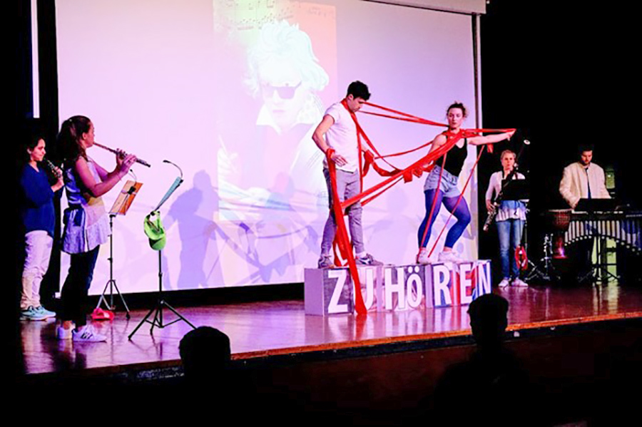 Veranstaltet wurde das Projekt vom Verein MuTaThe aus Bad Honnef mit Unterstützung der Fördergeber Assitej/Internationale Vereinigung des Theaters für Kinder und Jugendliche im Rahmen des Förderprogramms „KulturStart Neu“, der Kinder- und Jugendstiftung Hennef und der Hennef- Stiftung der Kreissparkasse Köln.