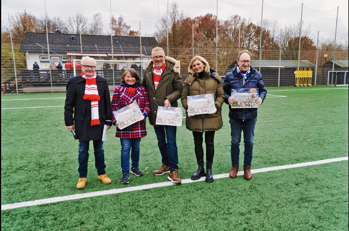 Foto: KH Becker – v.l. Norbert Maibaum (FCH05-Presse- und Stadionsprecher), Frau Andrea Hoppen-Weiss und Frau Martina Wirtz für die KiJu, Clemens Wirtz (FCH05-Präsident) und Thomas Wallau für die Stiftung Altenhilfe