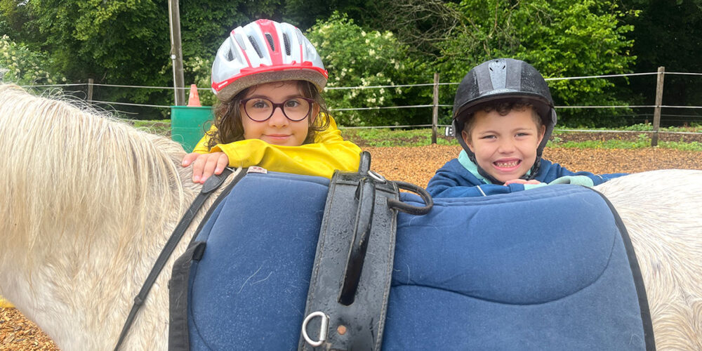 Die Richard-Schirrmann-Schule, Förderschule des Kreises für Emotionales und Sozialles Lernen, fährt wöchentlich zu Reitangeboten auf den Wiesenhof in Hennef-Rütsch.