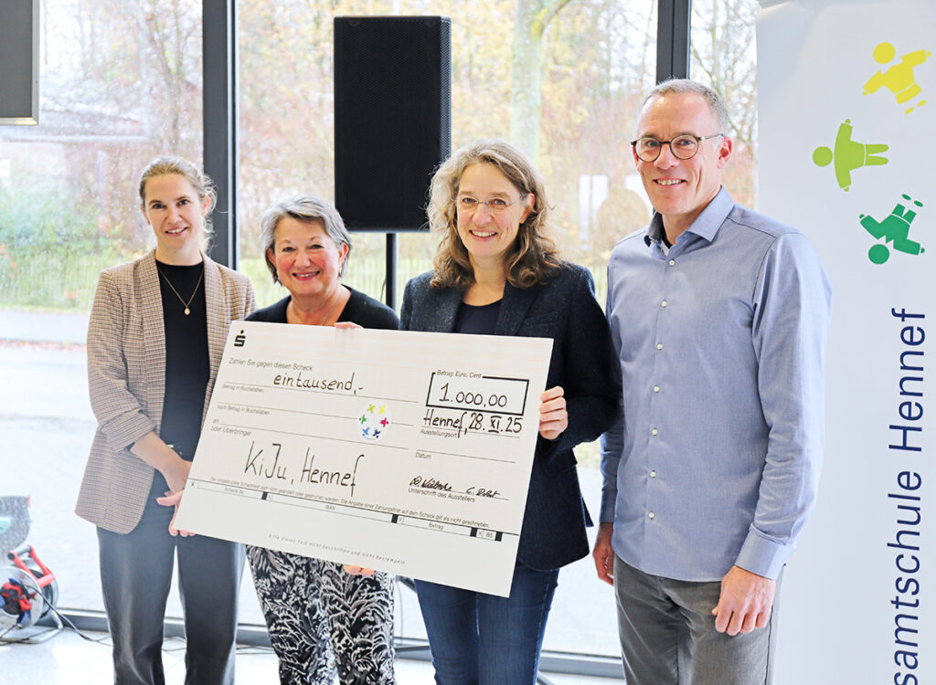 Bei der Spendenübergabe in der Gesamtschule Meiersheide in Hennef