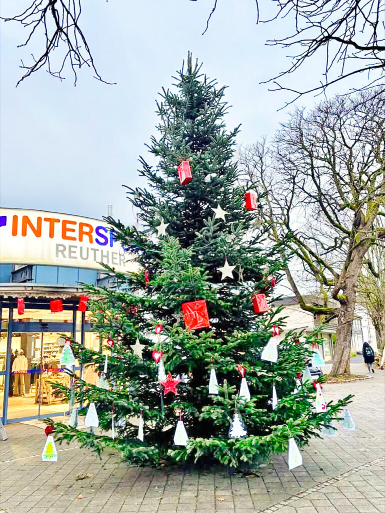 Unser großer Wunschbaum vor Intersport Reuther und der kleine Weihnachtsmarkt im Lindenhof sind fester Bestandteil der Vorweihnachtszeit in Hennef.