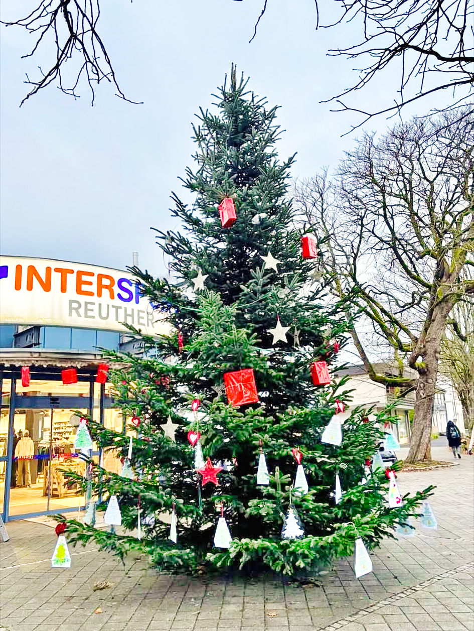 Unser großer Wunschbaum vor Intersport Reuther und der kleine Weihnachtsmarkt im Lindenhof sind fester Bestandteil der Vorweihnachtszeit in Hennef.