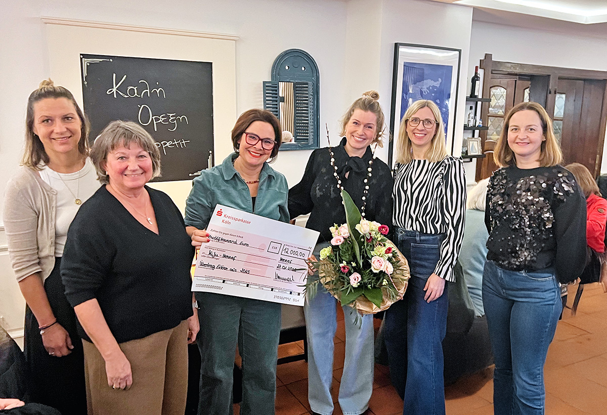 Die Damen des Fördervereins der KiJu Hennef überreichen dem Vorstand einen Scheck über 12.000 EUR