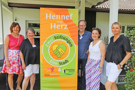 Eröffneten das Golf-Charity-Turnier zu Gunsten der beiden Stiftungen (v.l.): Eva Busse vom Förderverein der Kiju, Andrea Hoppen-Weiß von der Kinder- und Jugendstiftung Hennef, Thomas Wallau, Vorsitzender der Bürgerstiftung Altenhilfe, Nicole Wolfgarten vom Förderverein der Kiju, Martina Wirtz von der Kinder- und Jugendstiftung Hennef Eröffneten das Golf-Charity-Turnier zu Gunsten der beiden Stiftungen (v.l.): Eva Busse vom Förderverein der Kiju, Andrea Hoppen-Weiß von der Kinder- und Jugendstiftung Hennef, Thomas Wallau, Vorsitzender der Bürgerstiftung Altenhilfe, Nicole Wolfgarten vom Förderverein der Kiju, Martina Wirtz von der Kinder- und Jugendstiftung Hennef