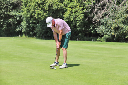 Golfclub-Präsident Ralf Stemmer beim Putten