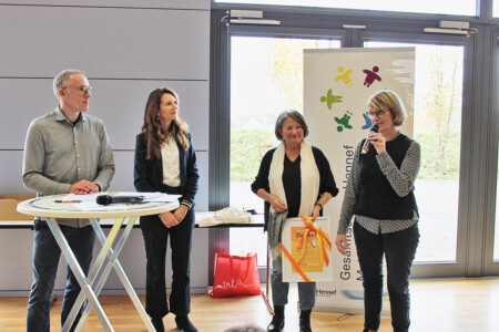Ursula Yogeshwar und Andrea Hoppen-Weiß vom Vorstand der Kinder- und Jugendstiftung mit Schulleiterin Diane Wiebecke und dem stellvertretenden Schulleiter Christoph Dobat