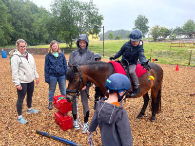 Die Richard-Schirrmann-Schule, Förderschule des Kreises für Emotionales und Sozialles Lernen, fährt wöchentlich zu Reitangeboten auf den Wiesenhof in Hennef-Rütsch.